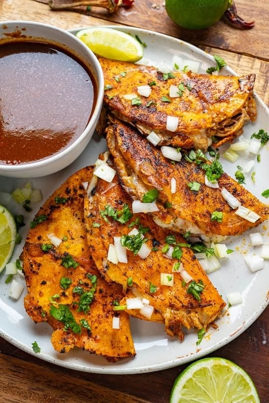 CHICKEN BIRRIA TACOS (2pc).